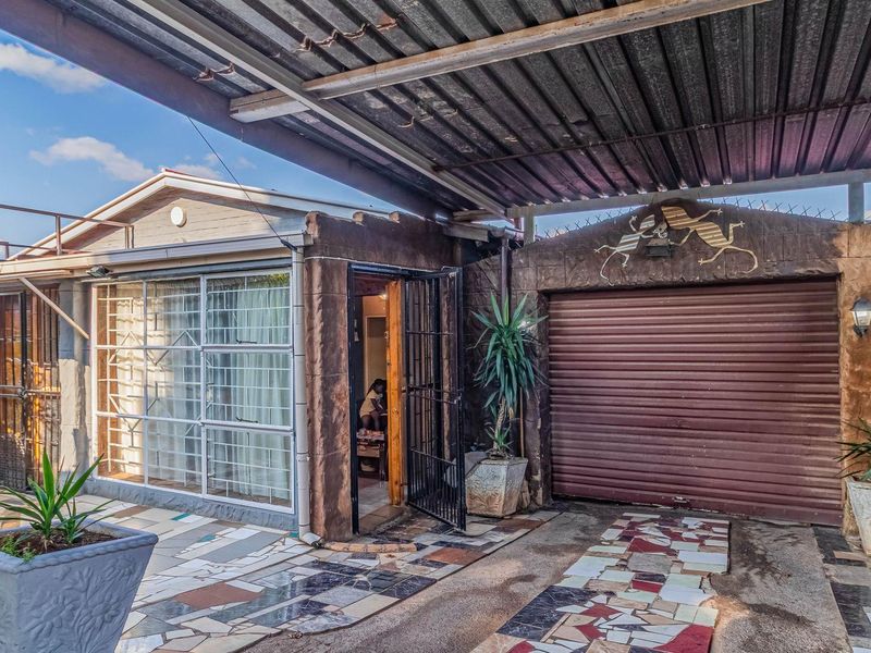 “Secure Corner Living with Space for the Whole Family!”3-Bedroom Home + 2-Bedroom Flatlet | Pool, Entertainment & Parking for 4 Cars - Photo 4