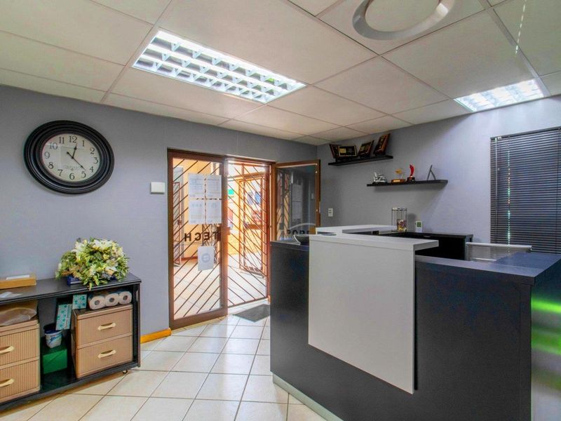 GROUND - FLOOR SUITE FOR SALE - CENTRAL LOCATION. - Photo 3