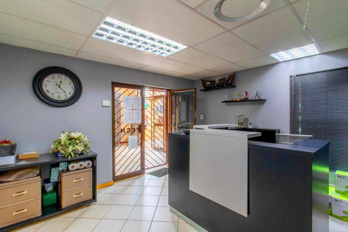 GROUND - FLOOR SUITE FOR SALE - CENTRAL LOCATION. - Photo 3