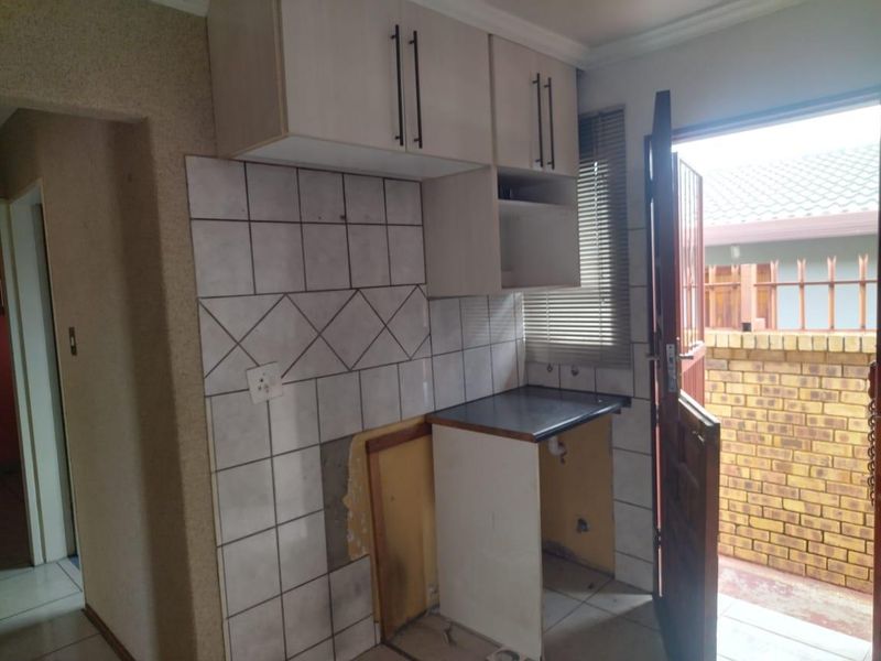 3 bedrooms house for sale in Soshanguve BB - Photo 10