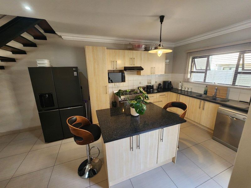 Modern Elegance Meets Family Comfort in Bloemfontein! - Photo 4
