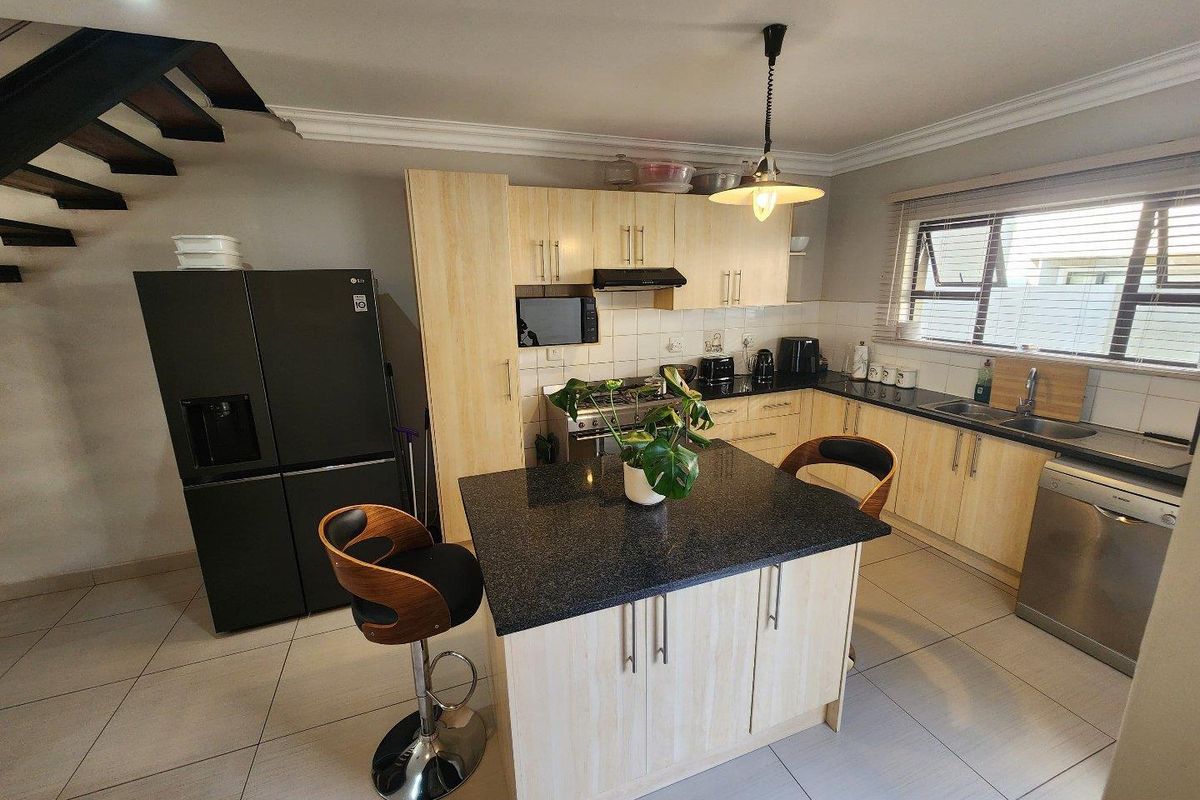 Modern Elegance Meets Family Comfort in Bloemfontein! - Photo 4
