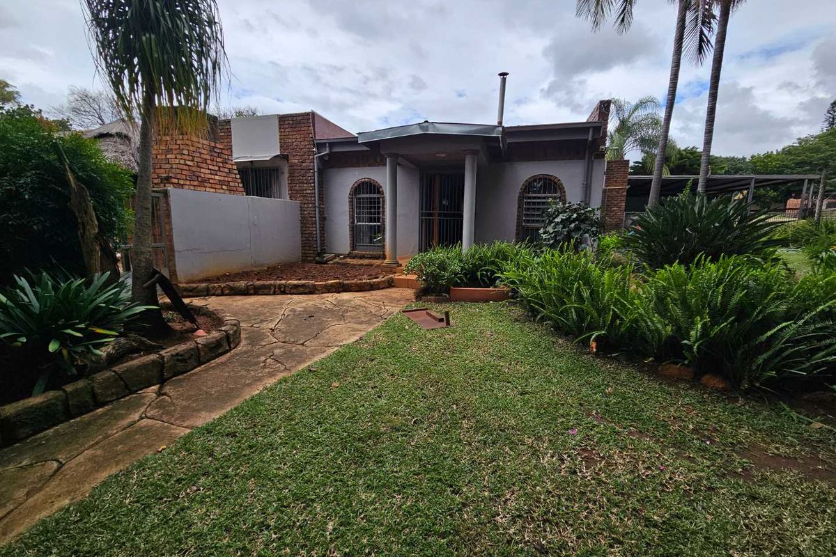 Spacious 3-Bdroom Home with swimming-pool and income generating Flatlet in Dorandia - Photo 3