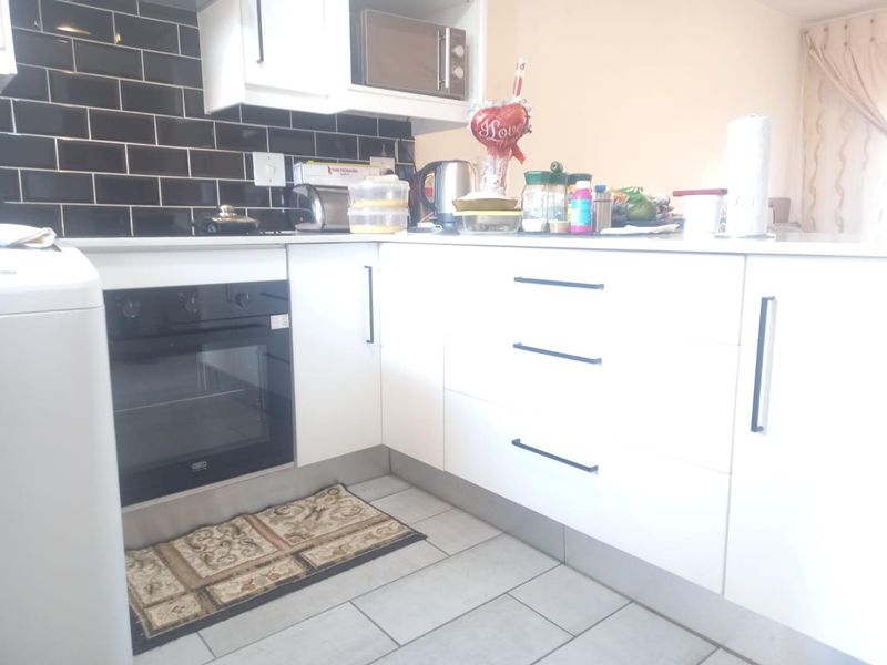 Lovely 1 bedroom apartment in Weltevreden Park. - Photo 3