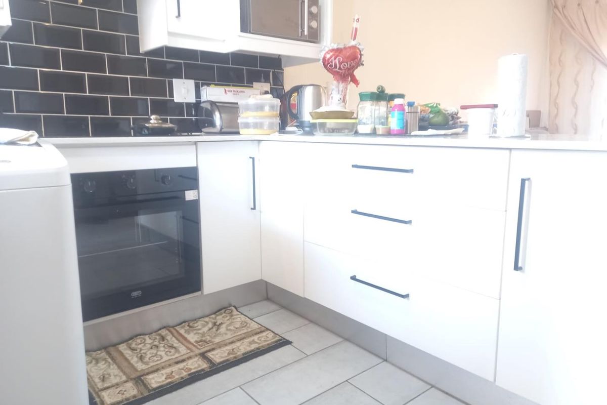 Lovely 1 bedroom apartment in Weltevreden Park. - Photo 3