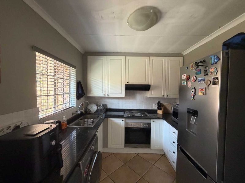 Charming 2-Bedroom Townhouse with Garden & Patio -  In a secure estate! - Photo 9