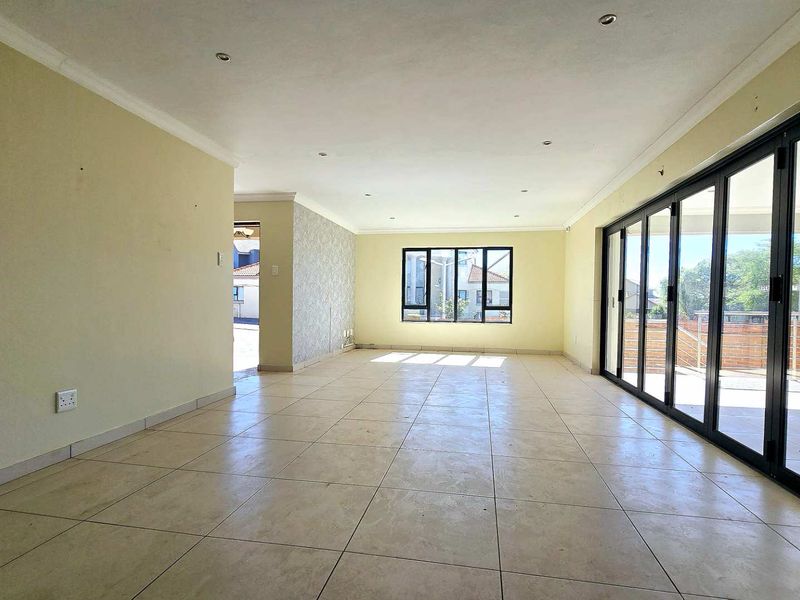 Stylish Freestanding Family Home in Secure Estate in Olympus - Photo 2