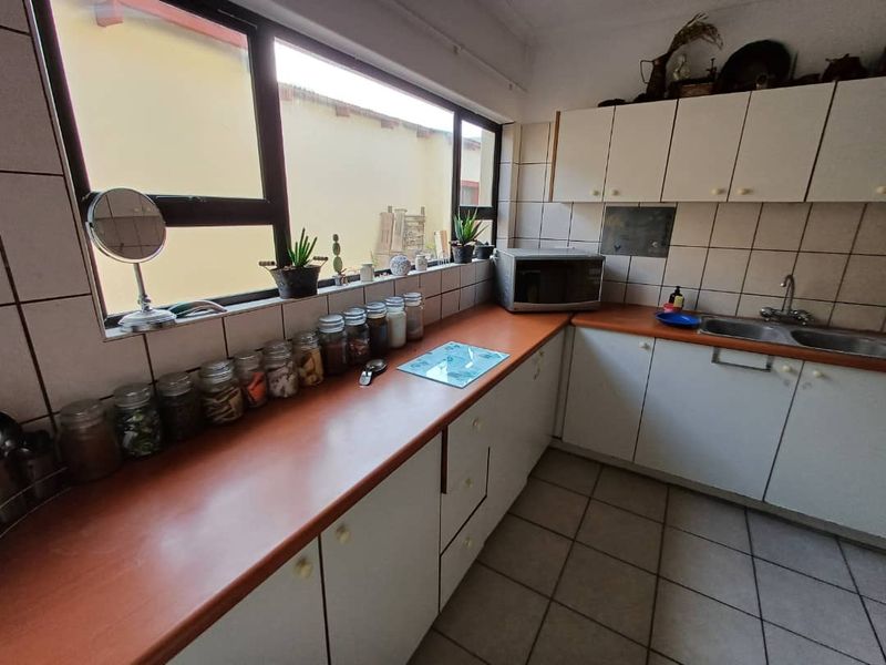 RENOVATORS DREAM! - Photo 3