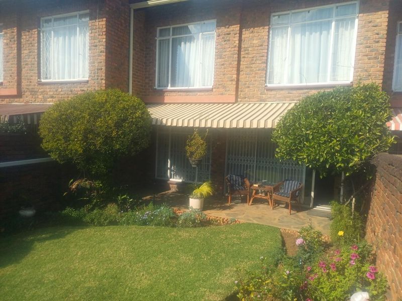 Charming Duplex Townhouse with Private Garden & Double Garage! - Photo 1