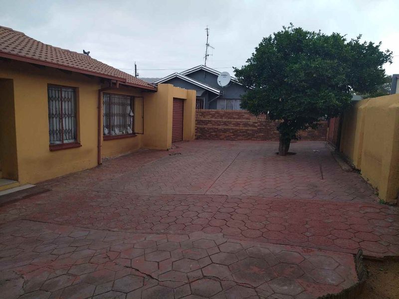 3 bedrooms house for sale in Soshanguve BB - Photo 3