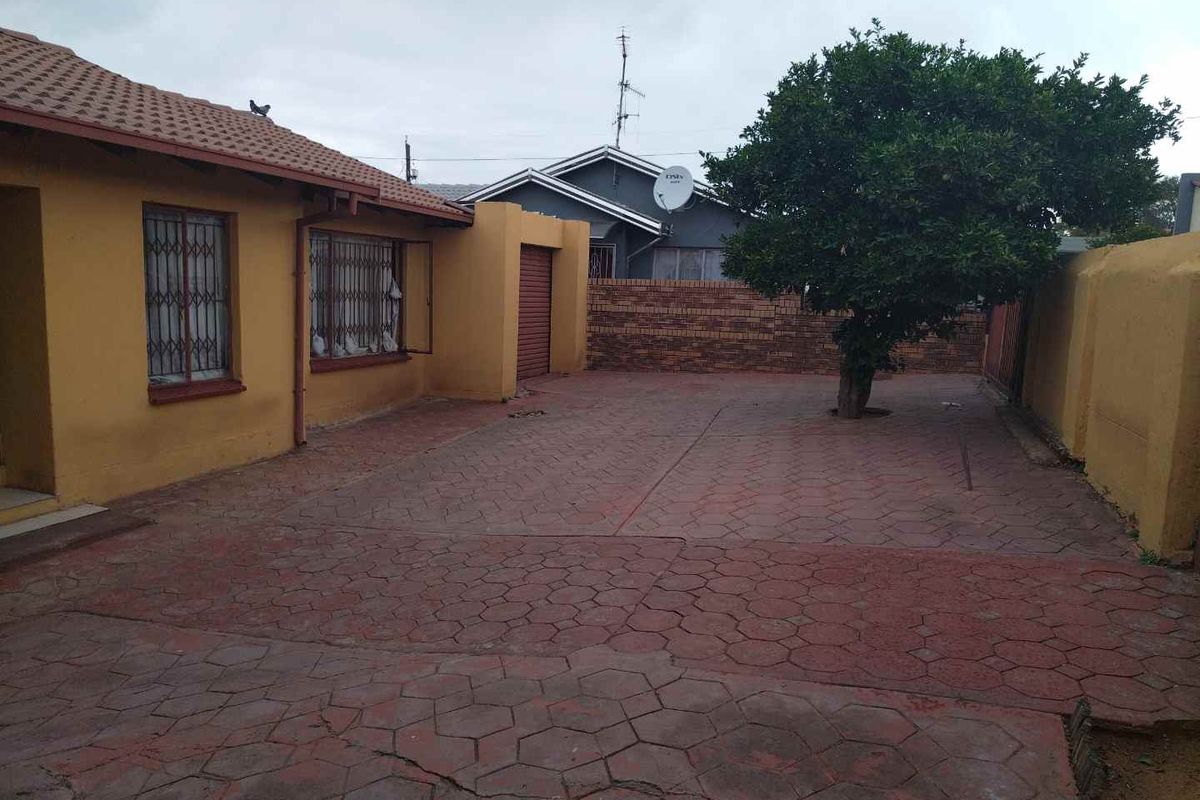 3 bedrooms house for sale in Soshanguve BB - Photo 3