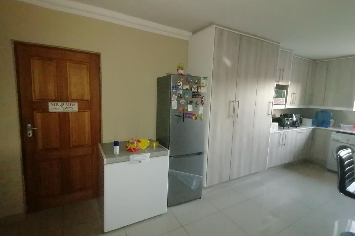 3 BEDROOM APARTMENT FOR SALE IN MOREHILL EXT 2 - Photo 4