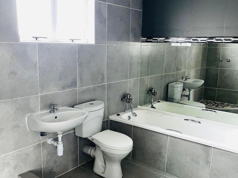 Freestanding House For Rent - Photo 10