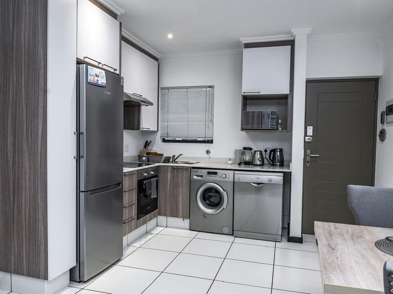 Fully Furnished 1 Bedroom For Rental in Lonehill - Photo 2