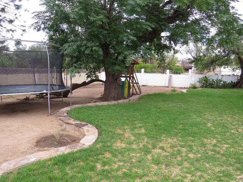 A 3bedroom family home with a flat and a lovely swimming pool is for sale in a quiet and safe area of Okahandja!! - Photo 8