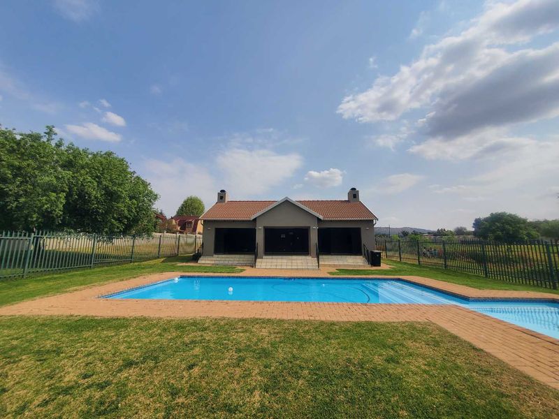 Perfect starter home or investment in Ruimsig Palms! - Photo 2