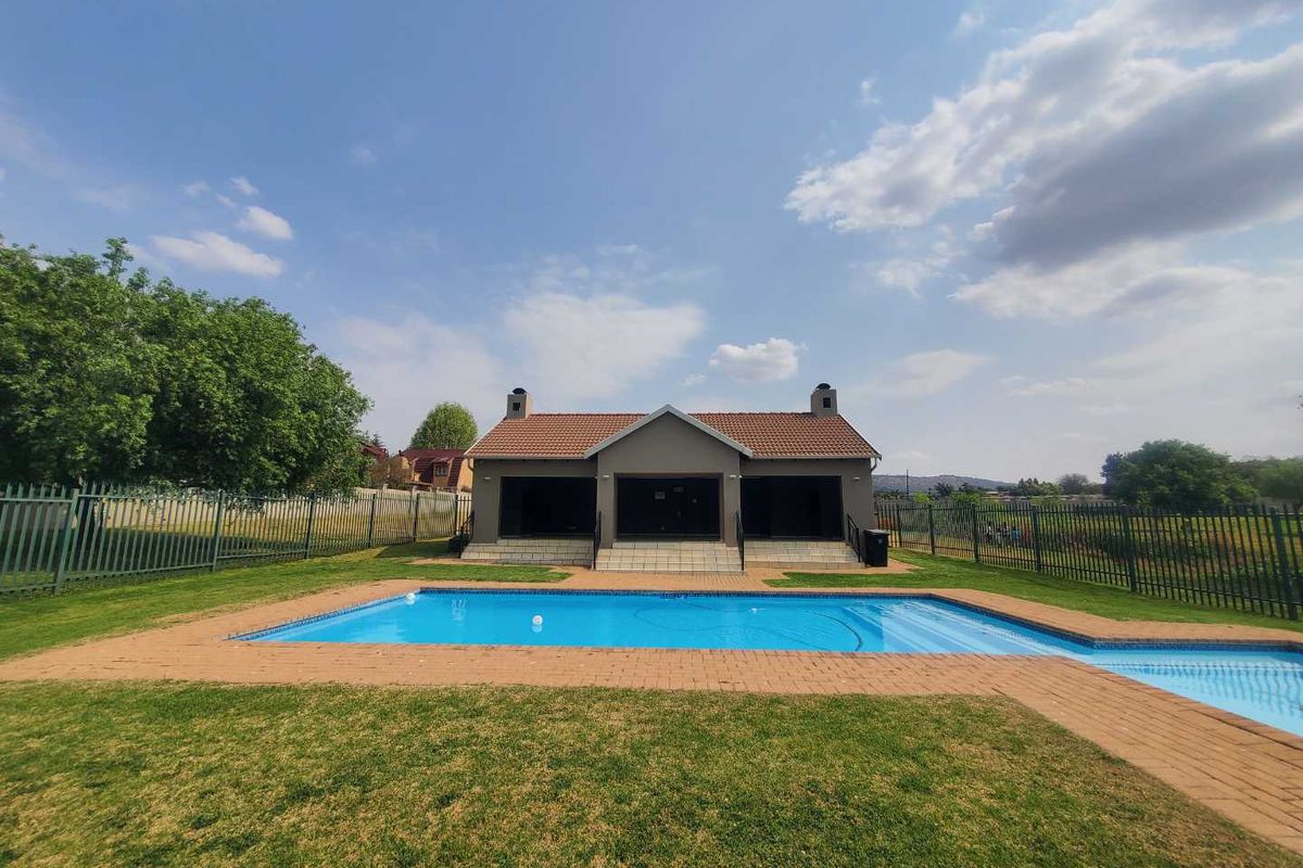 Perfect starter home or investment in Ruimsig Palms! - Photo 2