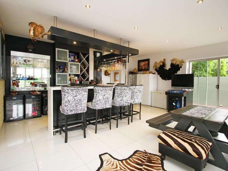 Stunning 5 Bedroom House in Featherbrooke Estates - Photo 10