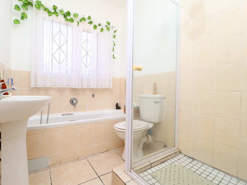 Neat Ground Floor Unit with Private Garden - Photo 4