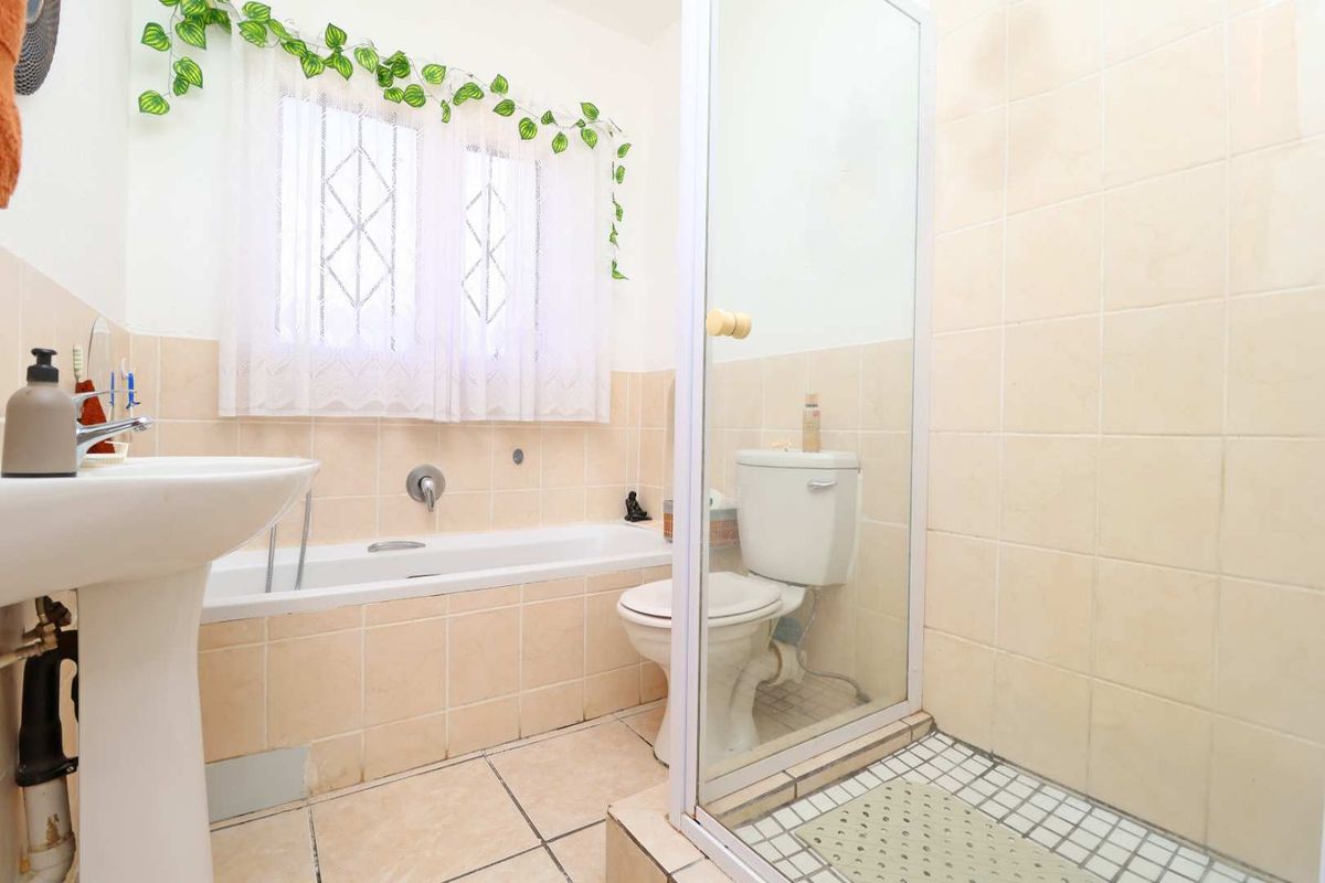 Neat Ground Floor Unit with Private Garden - Photo 4