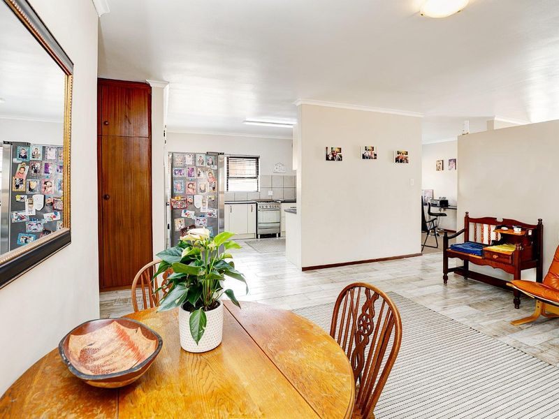 Dual living comprising of a 4 bedrooms & Study main dwelling and a 2 bedroom cottage. - Photo 7