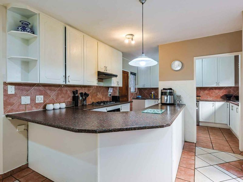 Elegant Fully Furnished Living in Woodhill Golf Estate - Photo 9