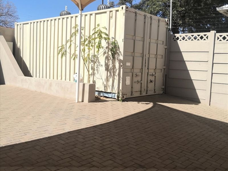 FOR SALE - LARGE PROPERTY WAREHOUSE & OFFICES - Photo 2