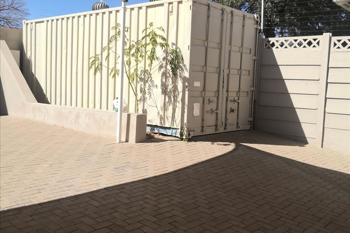 FOR SALE - LARGE PROPERTY WAREHOUSE & OFFICES - Photo 2