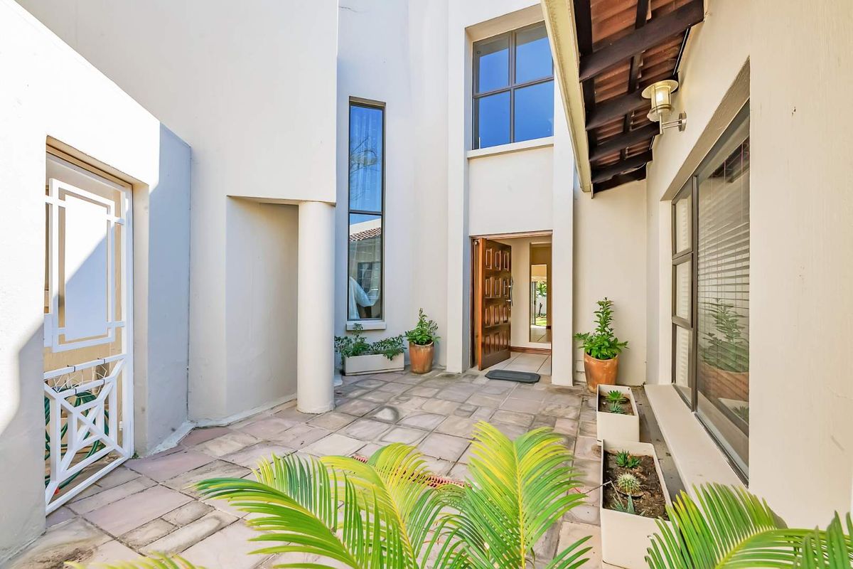 6 BEDROOM HOME FOR SALE IN FOURWAYS GARDENS - Photo 5