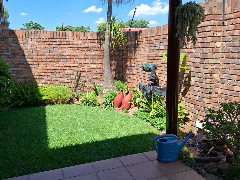 Secure Facebrick Duplex in Small Complex - Photo 5