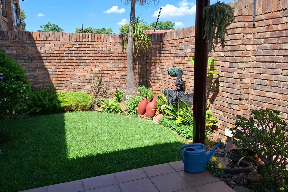 Secure Facebrick Duplex in Small Complex - Photo 5