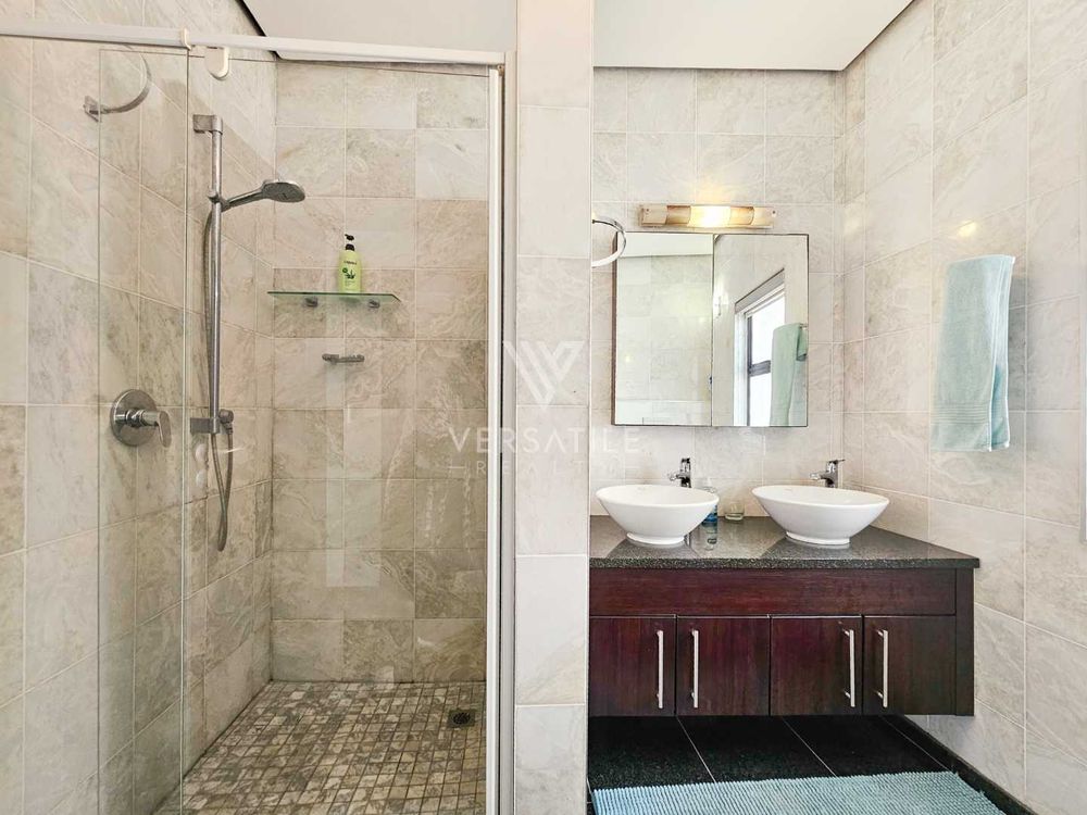 73 - En-suite bathroom 