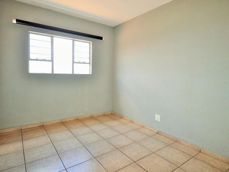 Bright open-plan living with sleek finishes in Alberton North - Photo 8