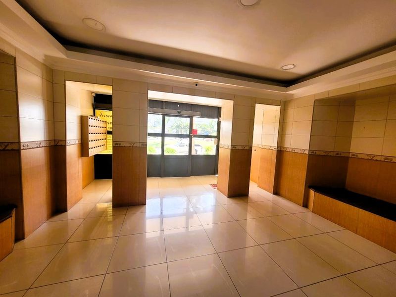 **Charming 1.5 Bedroom Apartment with Endless Potential in North Beach, Durban** - Photo 3