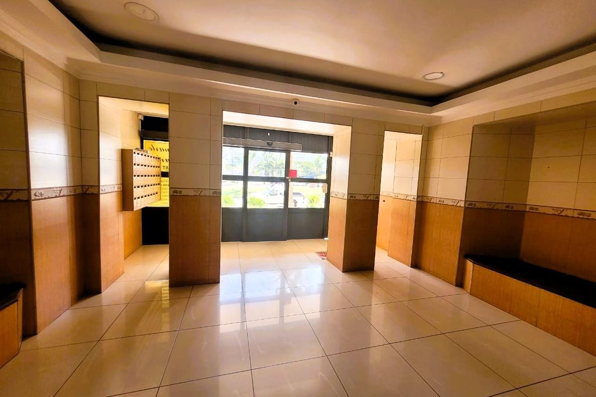 **Charming 1.5 Bedroom Apartment with Endless Potential in North Beach, Durban** - Photo 3