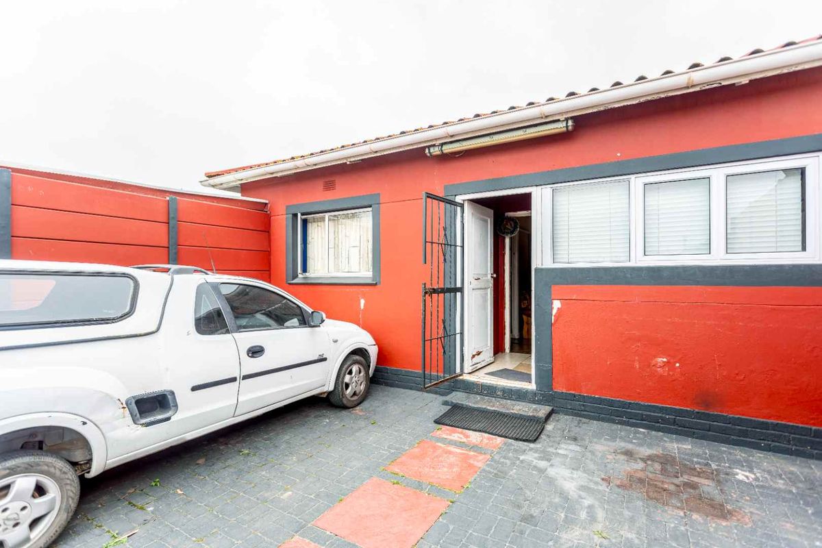 Beautiful 3 Bedroom Home For Sale In Brooklyn - Photo 4