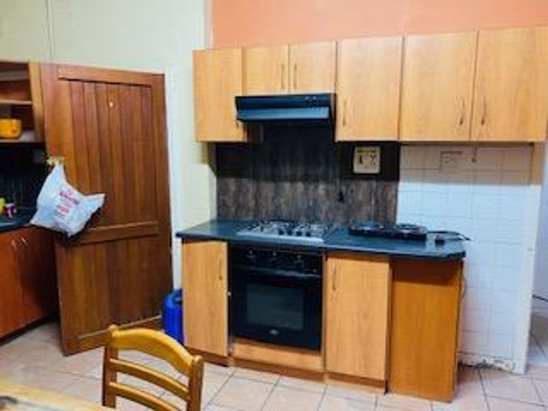 Spacious 6-Bedroom Home with Flat, Triple Garage & Storage – Walvis Bay - Photo 5