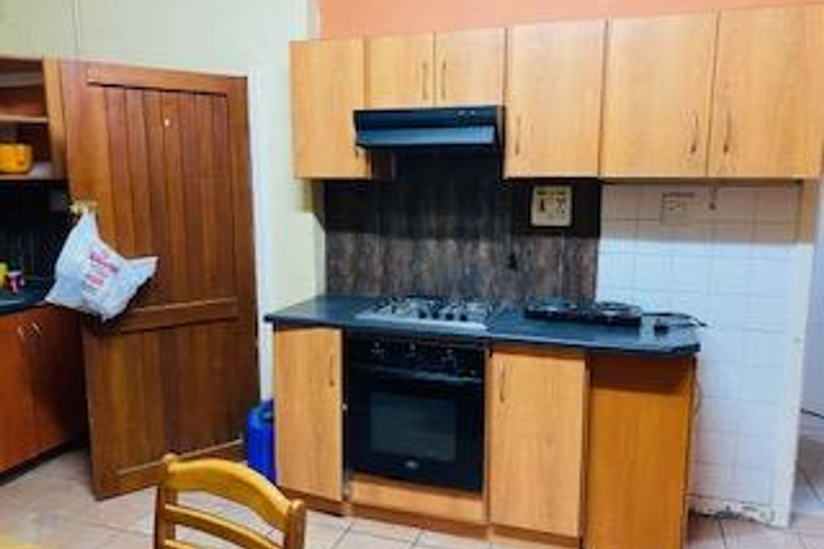 Spacious 6-Bedroom Home with Flat, Triple Garage & Storage – Walvis Bay - Photo 5
