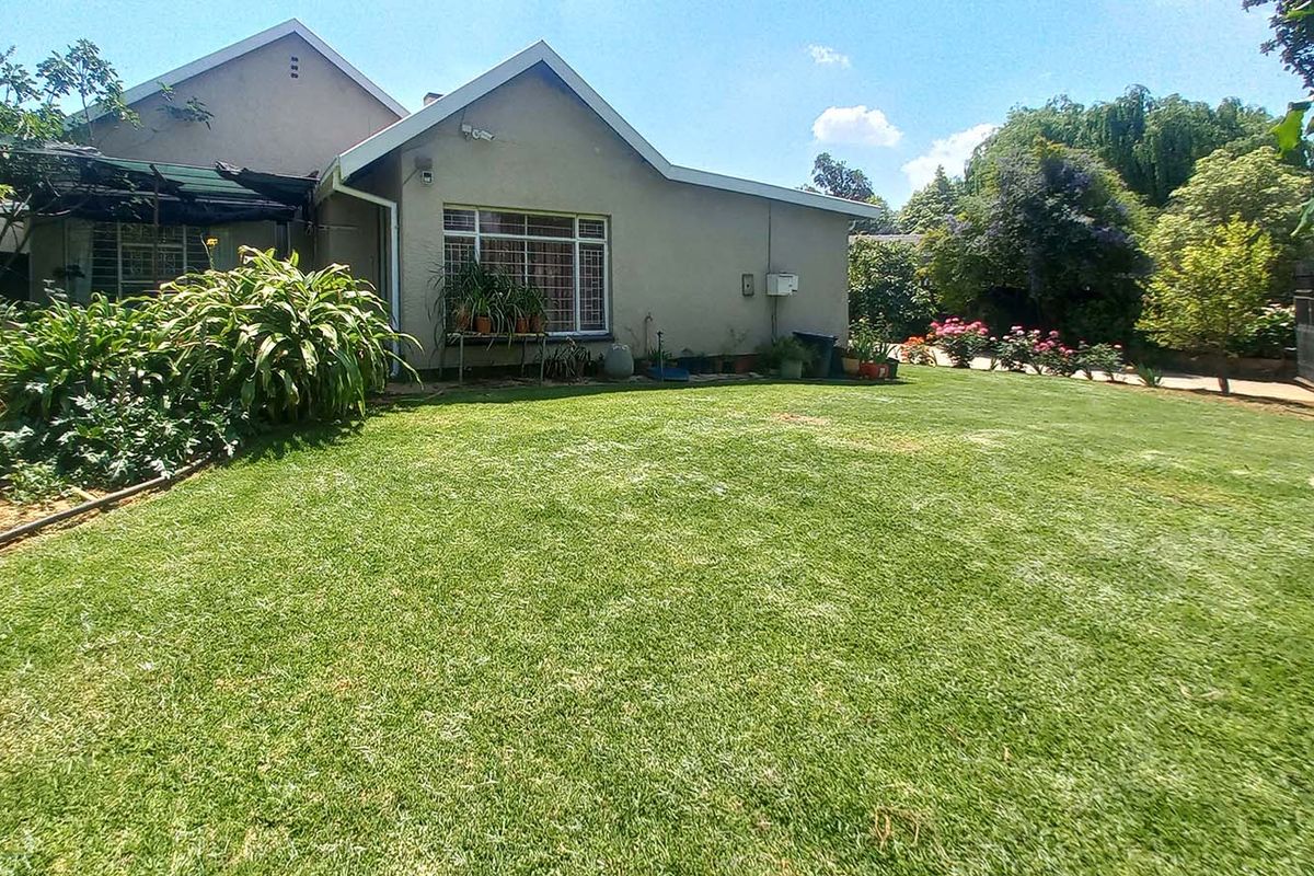 Fully Off-the-Grid Spacious 3/4-Bedroom Family Home in Secure Boomed-Off Area in Edleen - Photo 2