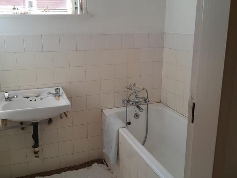 Spacious 105sqm Waverley Apartment in a Secure Boomed Area - Photo 7