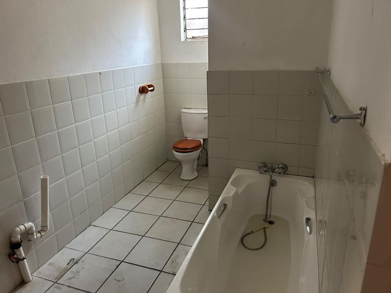 5 Bedroom Family House in Pretoria Gardens - Photo 9