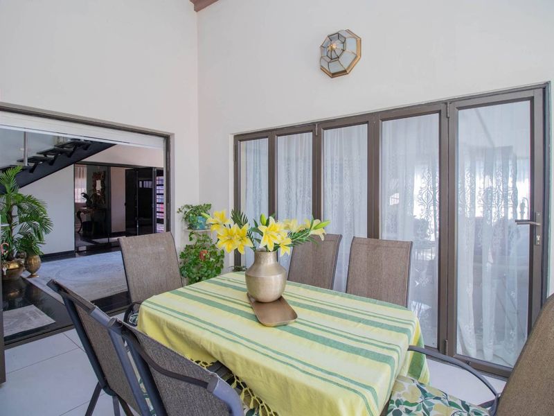 Exquisite Double Story 5 bedroom home in Lakefield Ext. 21 - Photo 7