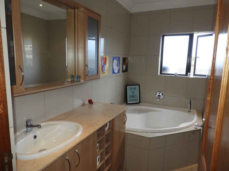 Beautiful corner home in Atlantic Links Estate, Melkbosstrand - Photo 5