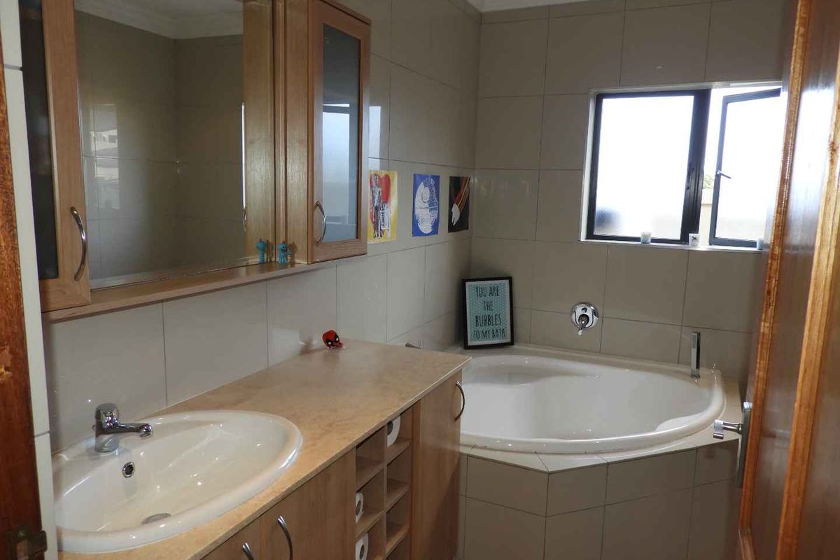 Beautiful corner home in Atlantic Links Estate, Melkbosstrand - Photo 5