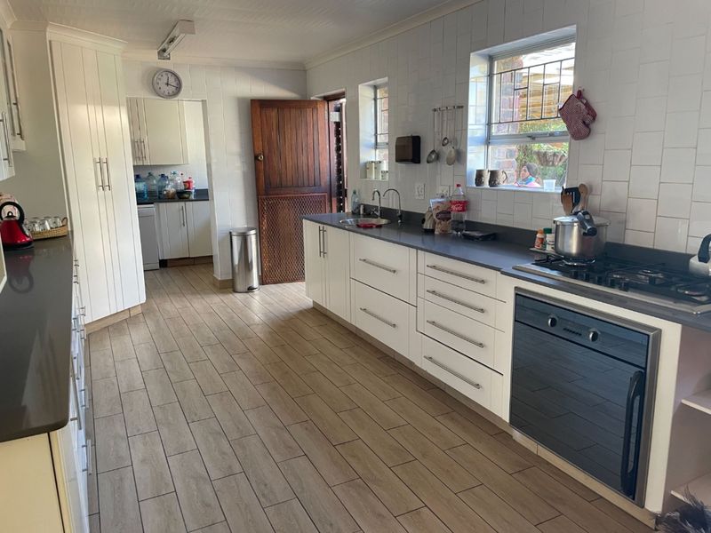 8 Bedroom house with so much potential - Photo 5