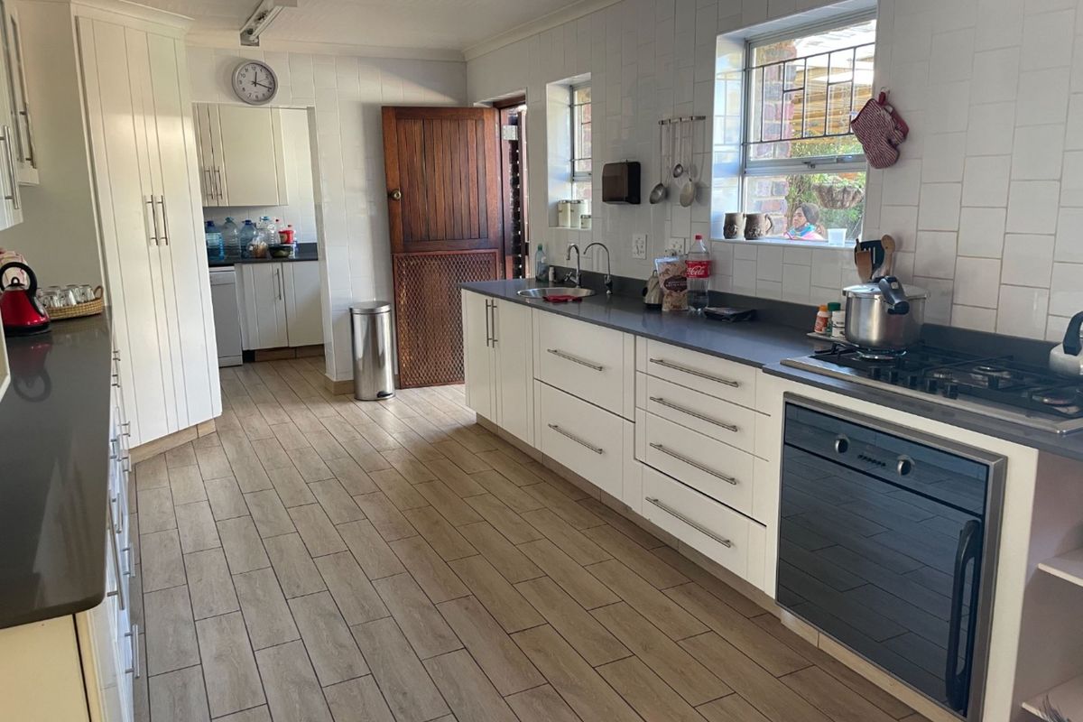 8 Bedroom house with so much potential - Photo 5