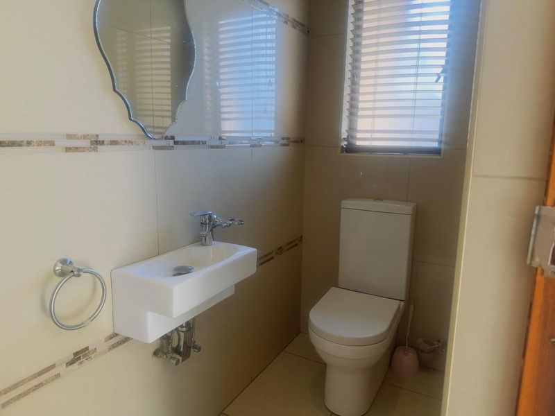 4 Bedroom House to Rent in Blue Valley Golf Estate - Photo 5