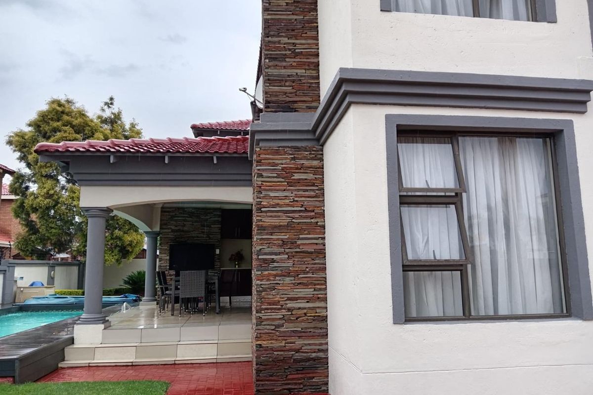 Beautiful Modern 7 Bedroom in Chantelle - Photo 3