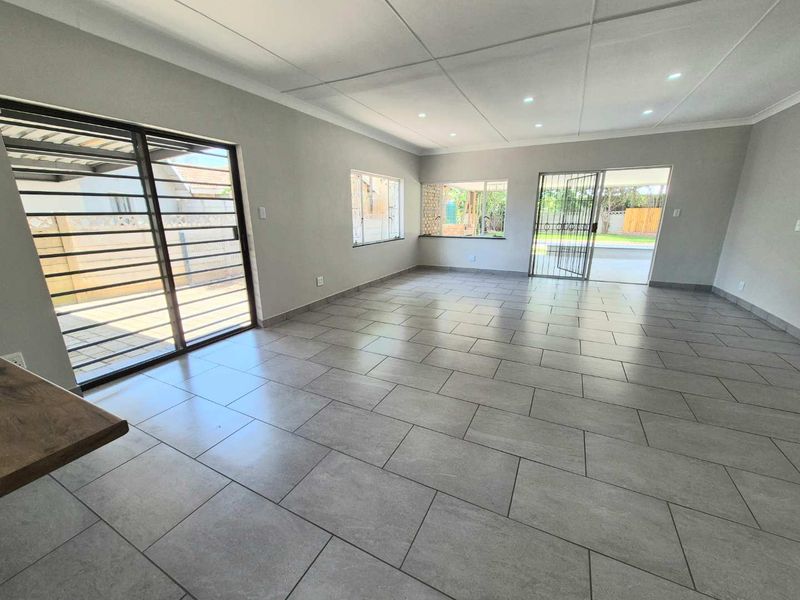 Turnkey Family Home with 2 Income Generating Flats - Perfect Investment - Photo 8