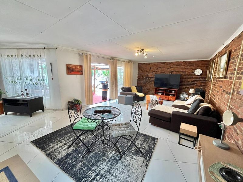 Spacious 3-Bed Home with Private Flatlet in Van Dyk Park! - Photo 8